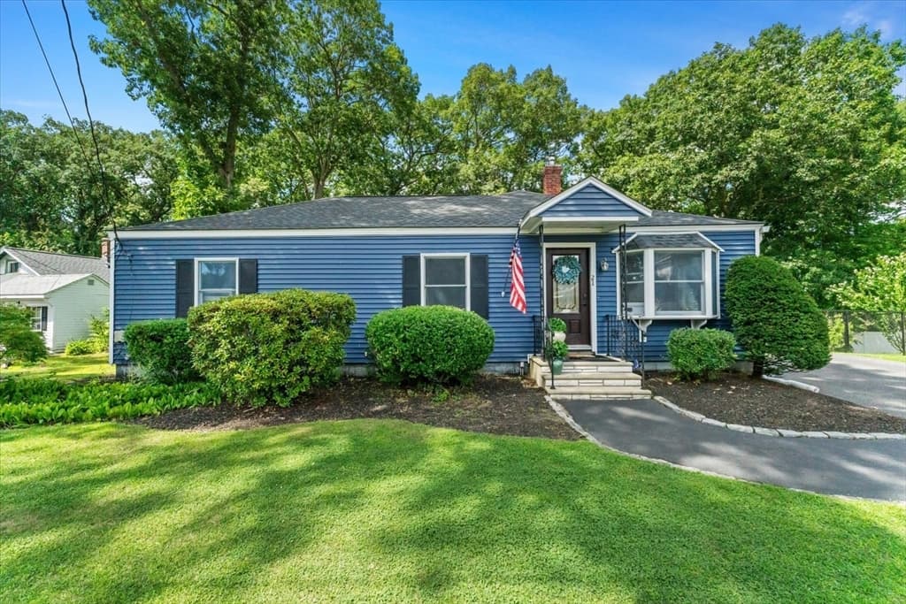 21 Fyrbeck Ave, Shrewsbury MA 01545