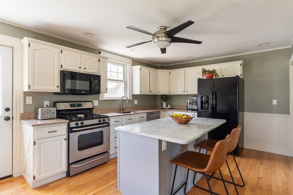 21 Trask St, Danvers MA 01923 photo 2
