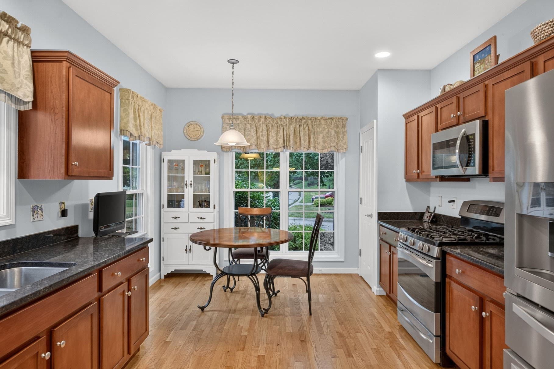 Single Family Residence at 6 Autumn Glen, Plymouth MA 02360, photo 3 of 36