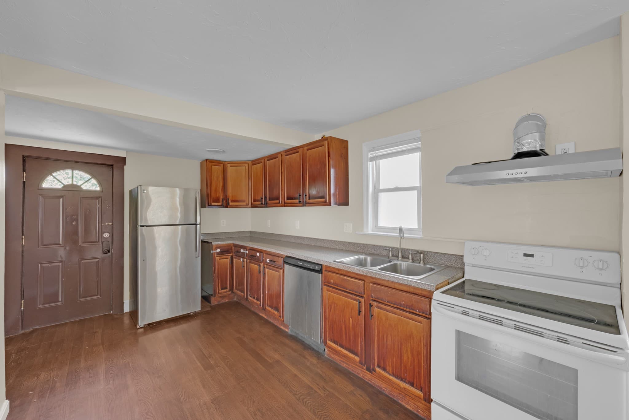 Single Family Residence at 139 Endicott St, Worcester MA 01610, photo 2 of 21