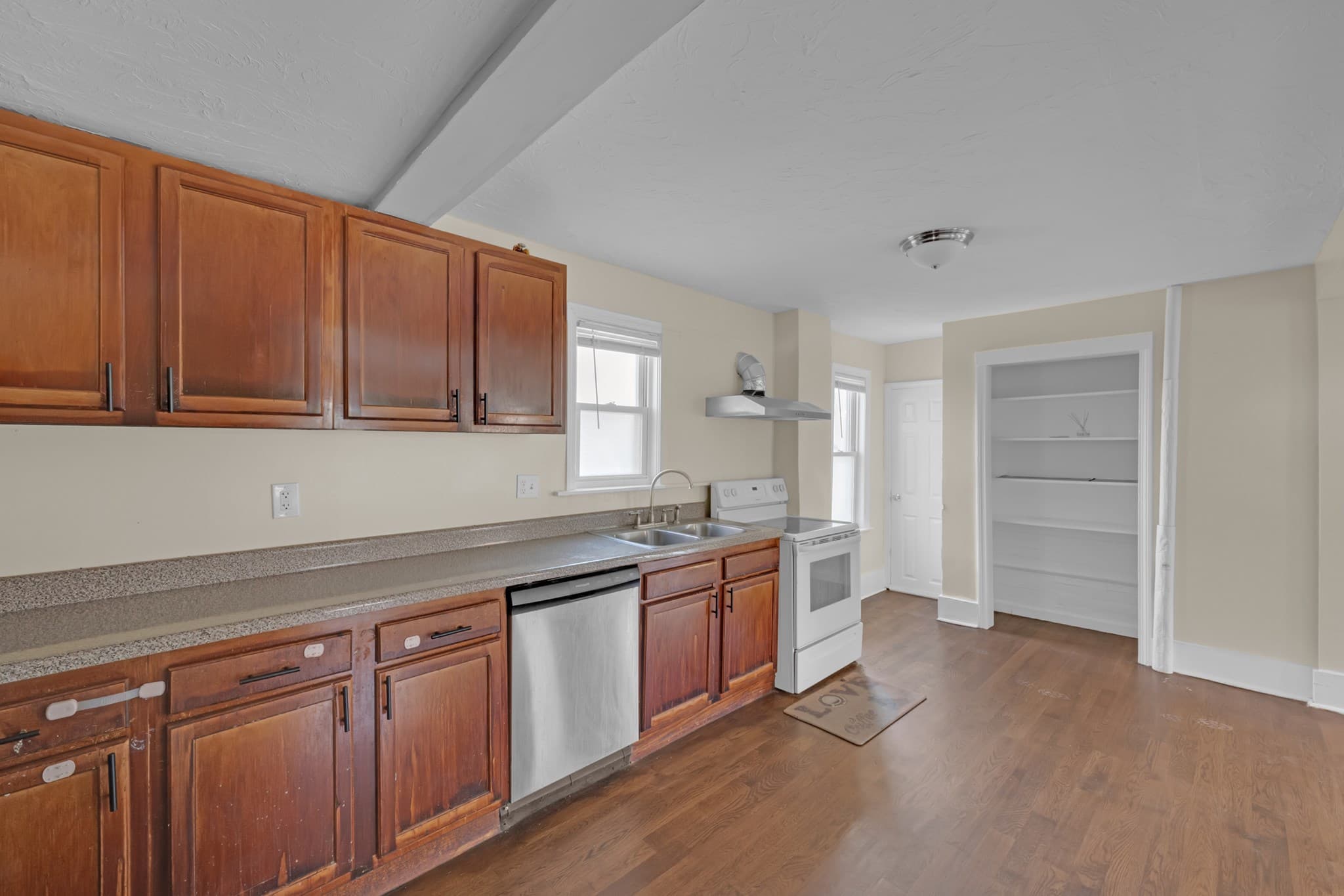 Single Family Residence at 139 Endicott St, Worcester MA 01610, photo 3 of 21
