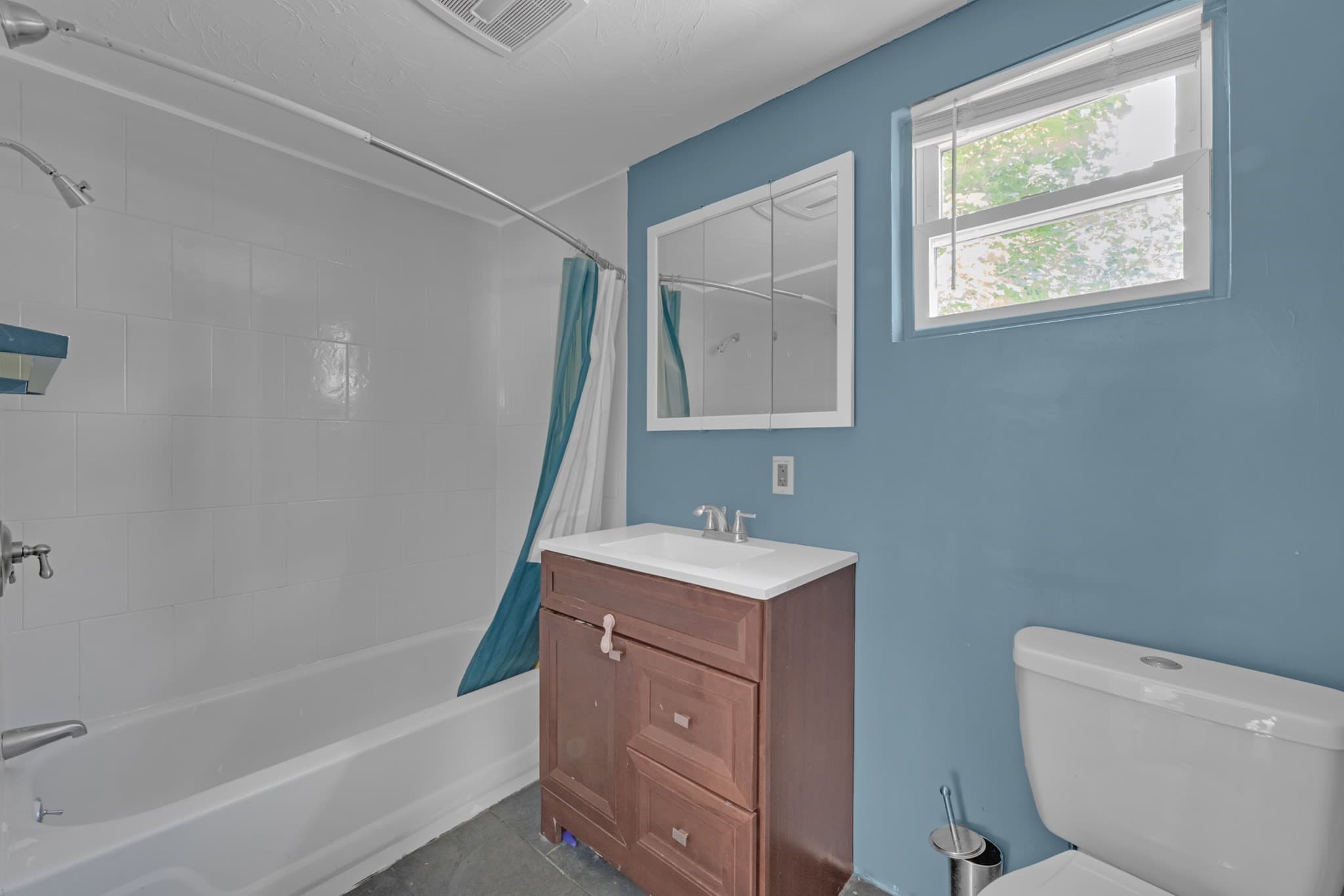Single Family Residence at 139 Endicott St, Worcester MA 01610, photo 9 of 21