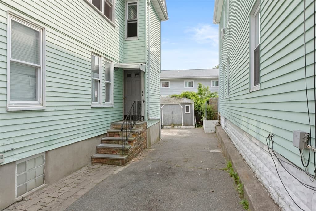 24 Belleville Rd, New Bedford MA 02745 photo 3