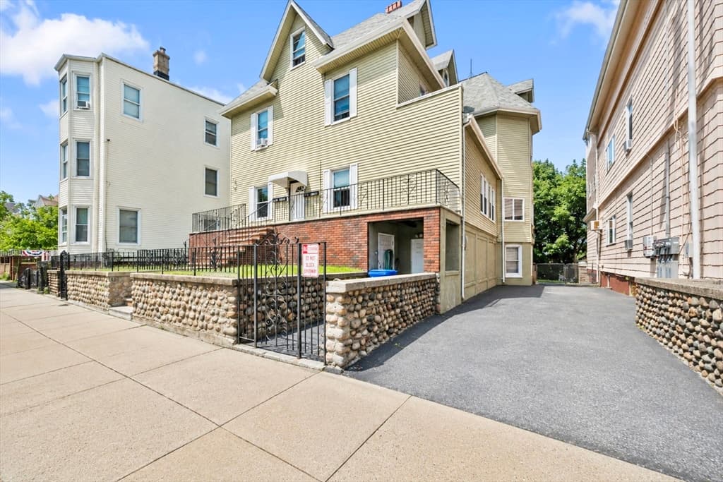 254-256 E Eagle St, Boston MA 02128