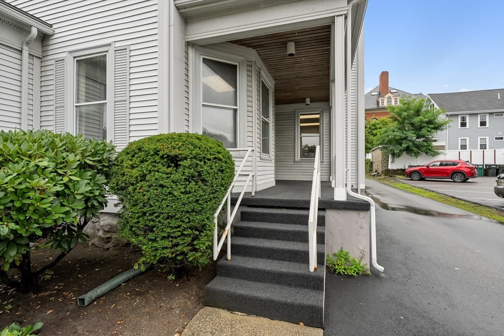 1074 Massachusetts Ave, Arlington MA 02476 photo 4