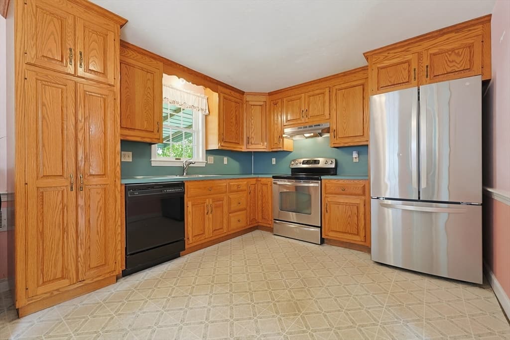 98 Pleasant St, Franklin MA 02038 photo 3