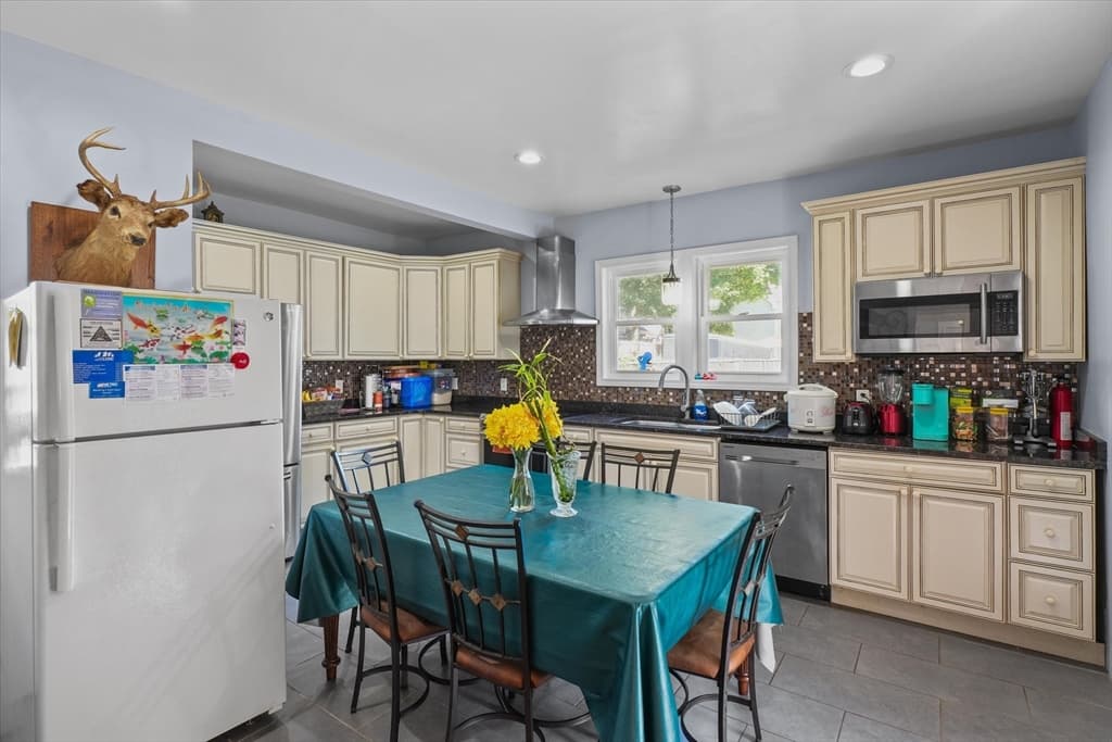 81 5th Ave, Lowell MA 01854 photo 9