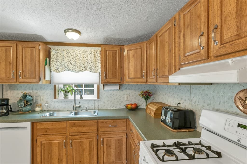 7 Cammett Drive, Raymond NH 03077 photo 9