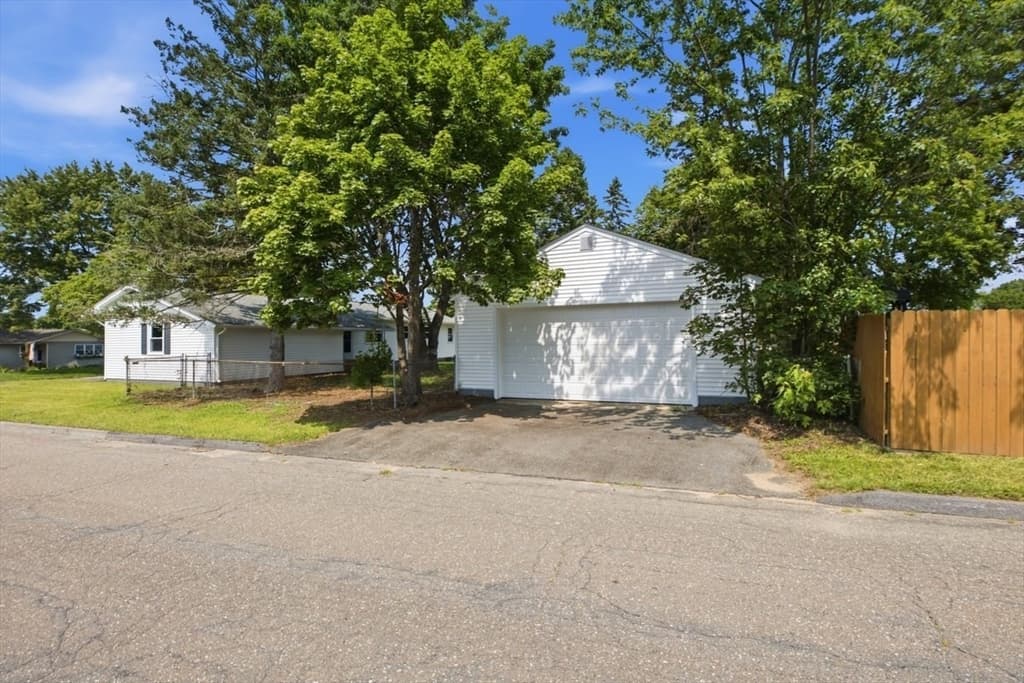 142 Olko Circle, Chicopee MA 01020 photo 4