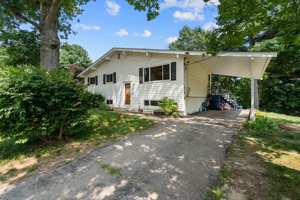 14 Richard Rd, Medway MA 02053