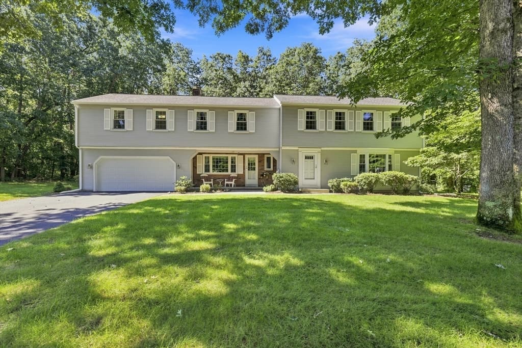 76 Mohawk Dr, Longmeadow MA 01106