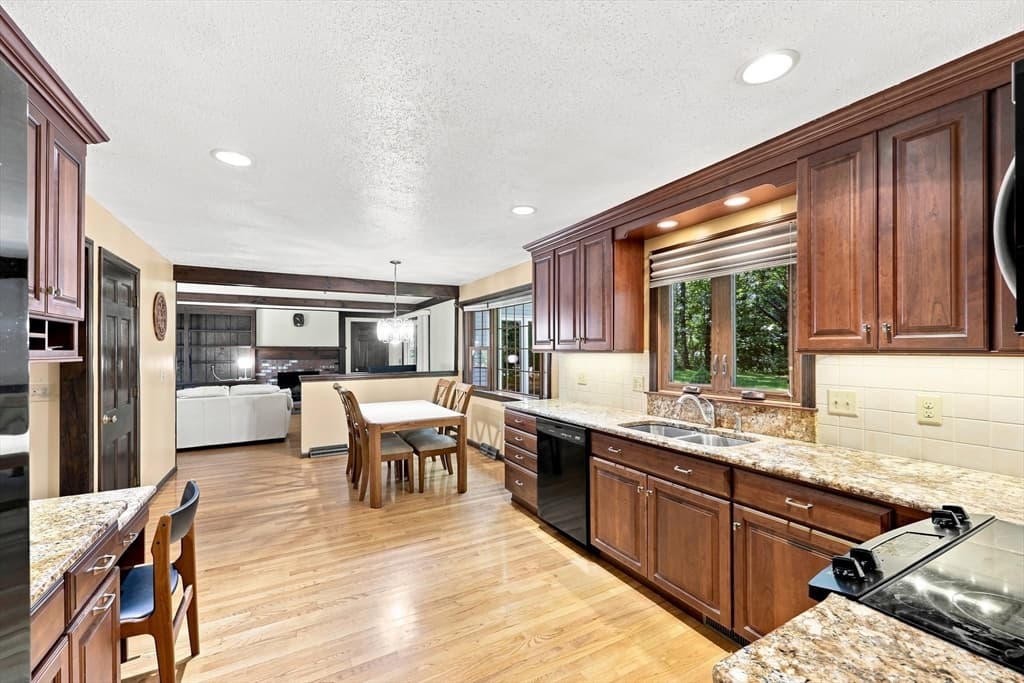 76 Mohawk Dr, Longmeadow MA 01106 photo 9