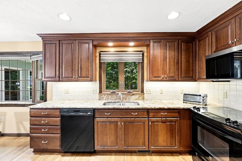 76 Mohawk Dr, Longmeadow MA 01106 photo 10