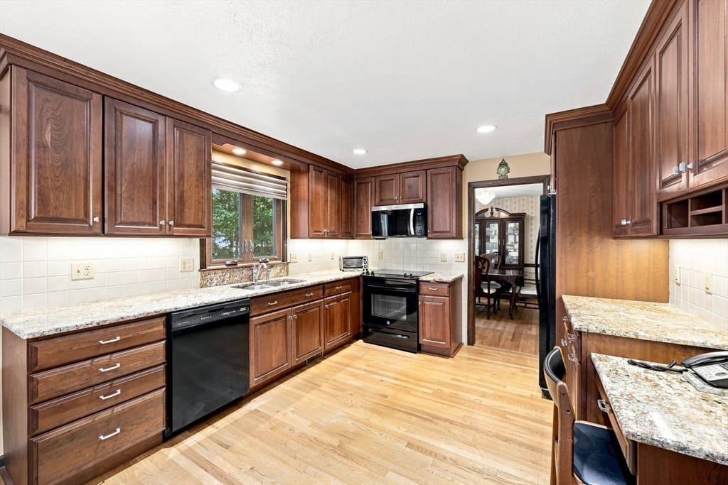 76 Mohawk Dr, Longmeadow MA 01106 photo 8