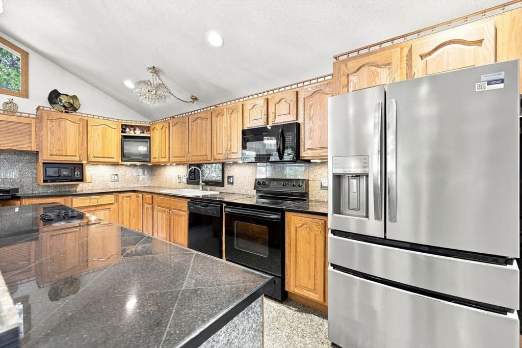 688 S West St, Agawam MA 01030 photo 14