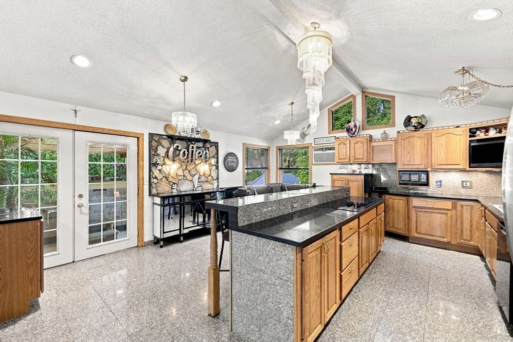 688 S West St, Agawam MA 01030 photo 18