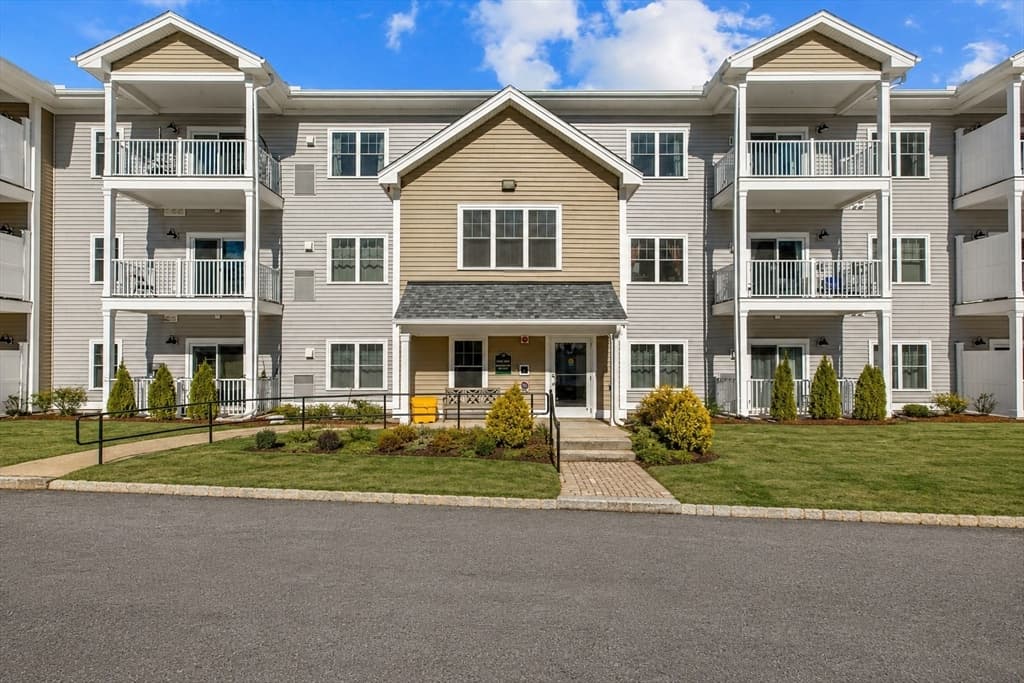 3211 Briarwood Village # 3211, Clinton MA 01510