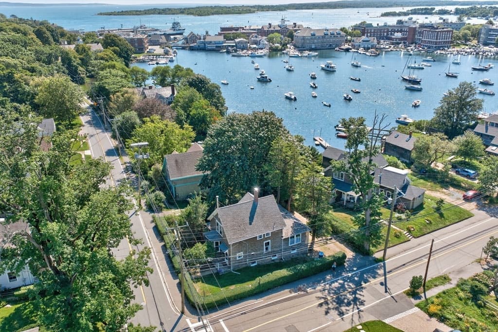 62 School St, Falmouth MA 02543