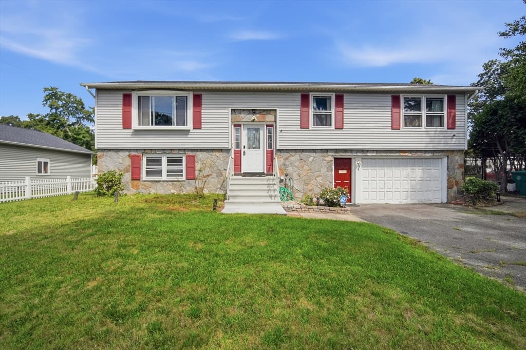 4 Baril Ln, Chicopee MA 01013