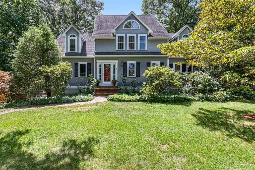 85 Comstock Dr, Wrentham MA 02093