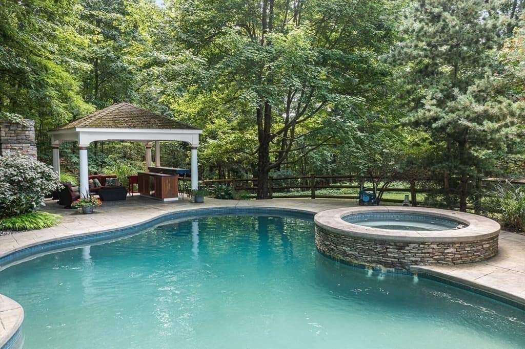 85 Comstock Dr, Wrentham MA 02093 photo 4