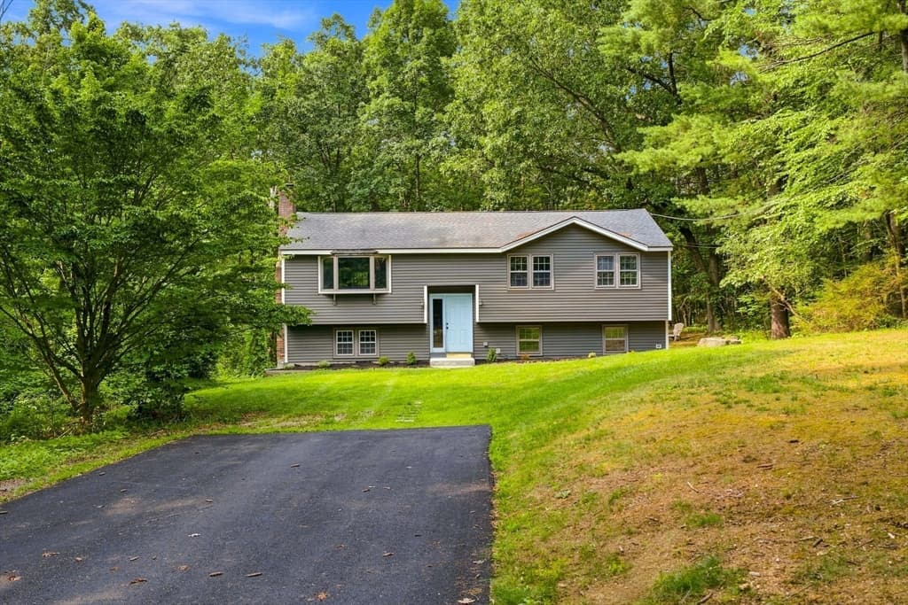 11 Groton Rd, Tyngsborough MA 01879