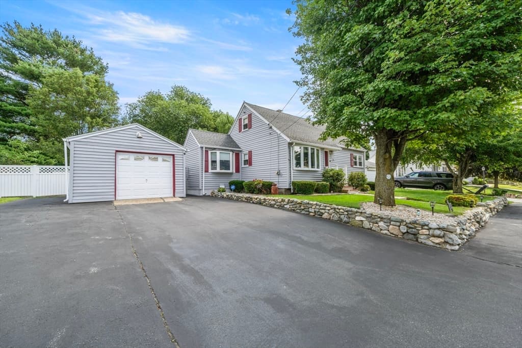 14 Richard Cir, Woburn MA 01801 photo 2