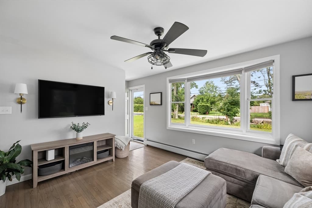 706 Russells Mills Rd, Dartmouth MA 02748 photo 2