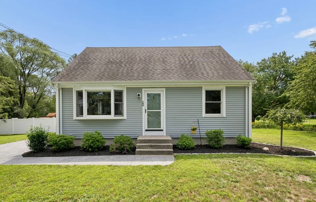 706 Russells Mills Rd, Dartmouth MA 02748