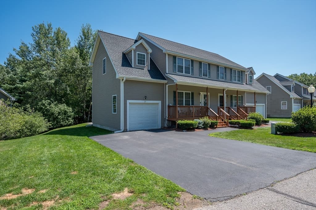 Condominium at 17 Oakes Cir # 17, Millbury MA 01527, Millbury, photo 2 of 34