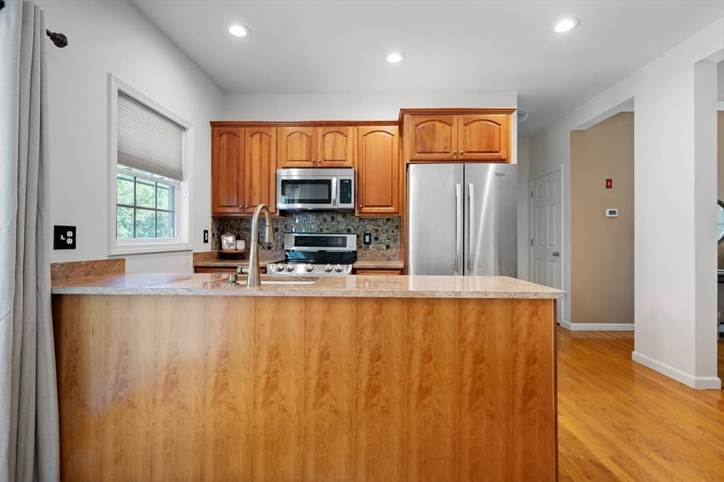 Condominium at 17 Oakes Cir # 17, Millbury MA 01527, Millbury, photo 9 of 34