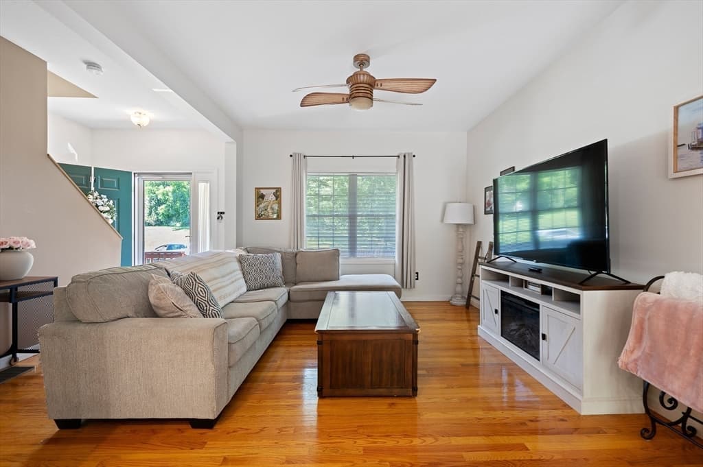 Condominium at 17 Oakes Cir # 17, Millbury MA 01527, Millbury, photo 4 of 34