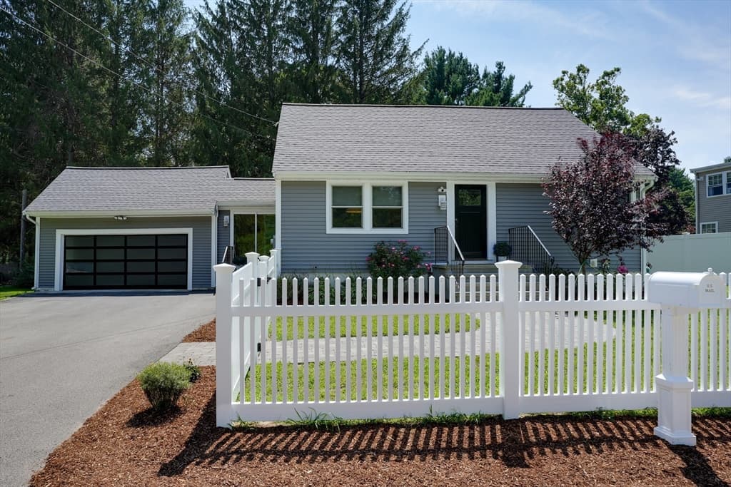 1 Charlesgate Road, Hopedale MA 01747