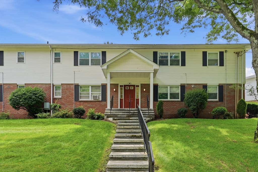 90 Colonial Circle # D, Chicopee MA 01020