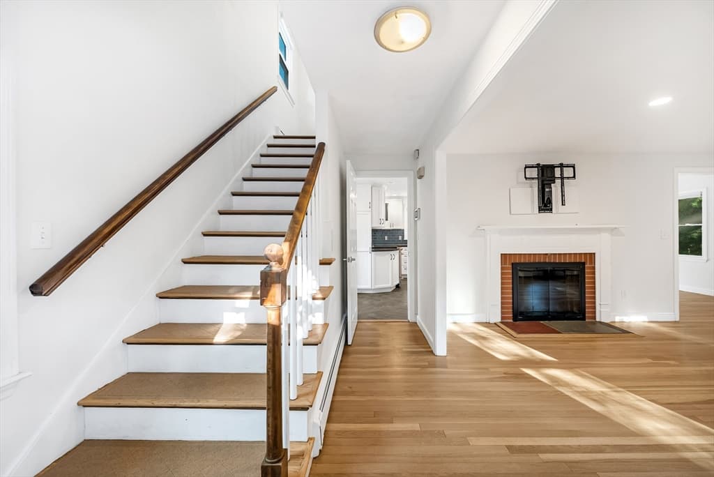 81 Seaver St, Wellesley MA 02481 photo 5
