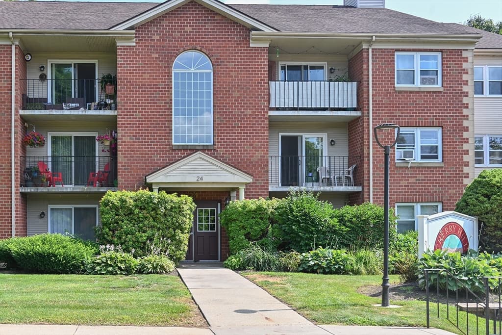 24 Maple Crest Cir # F, Holyoke MA 01040 photo 2