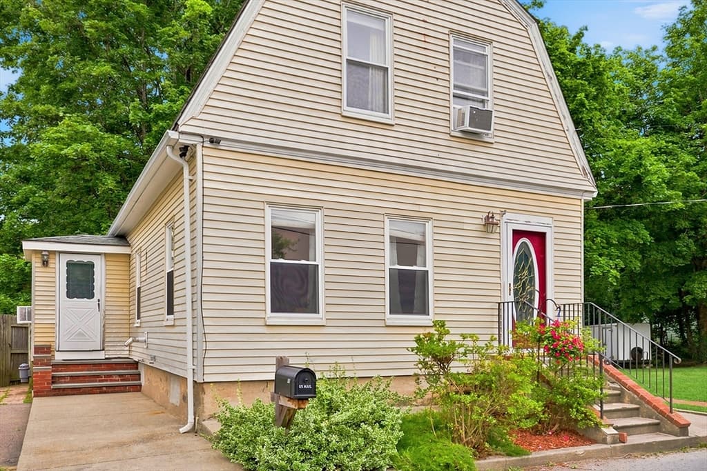 Single Family Residence at 10 Sumner Ave, Middleboro MA 02346, Middleboro, photo 3 of 36