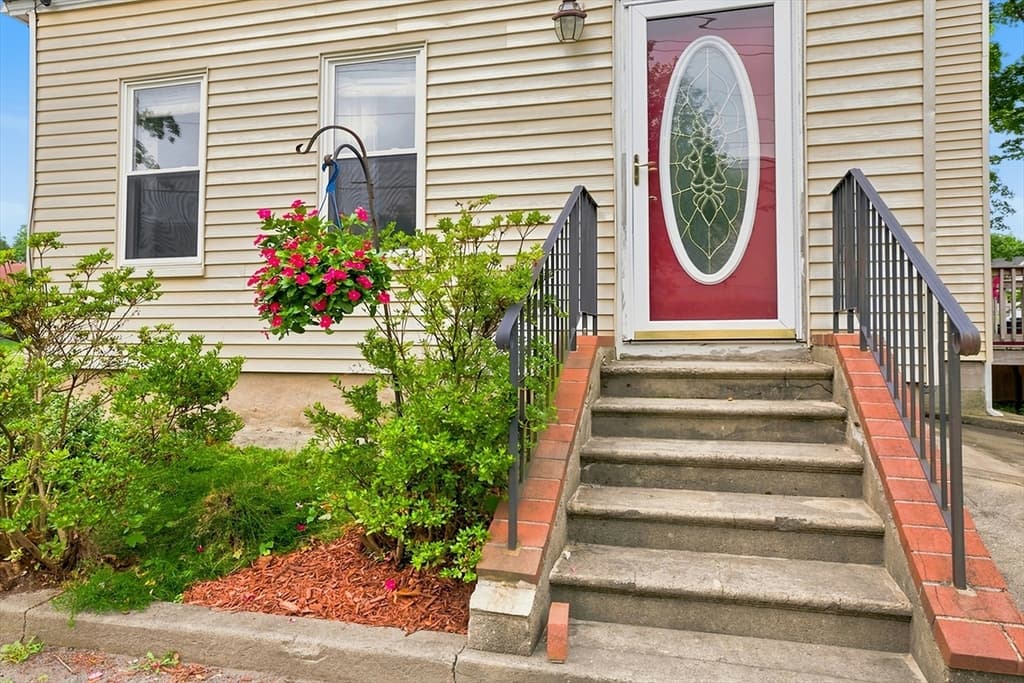 Single Family Residence at 10 Sumner Ave, Middleboro MA 02346, Middleboro, photo 5 of 36