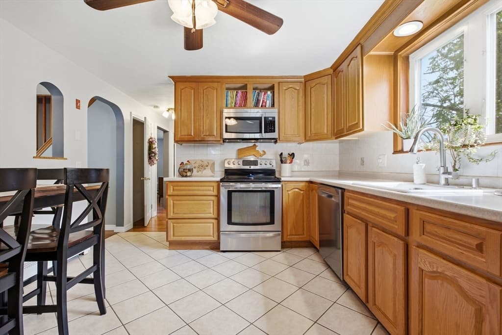 6 Locke Road, Billerica MA 01821 photo 3