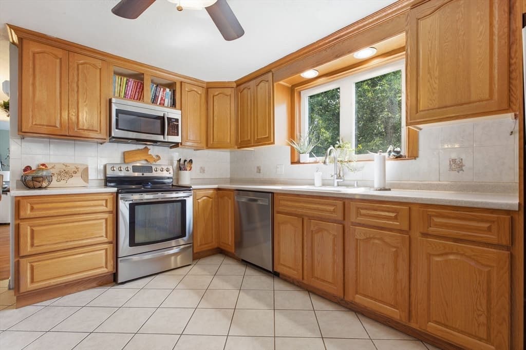 6 Locke Road, Billerica MA 01821 photo 4