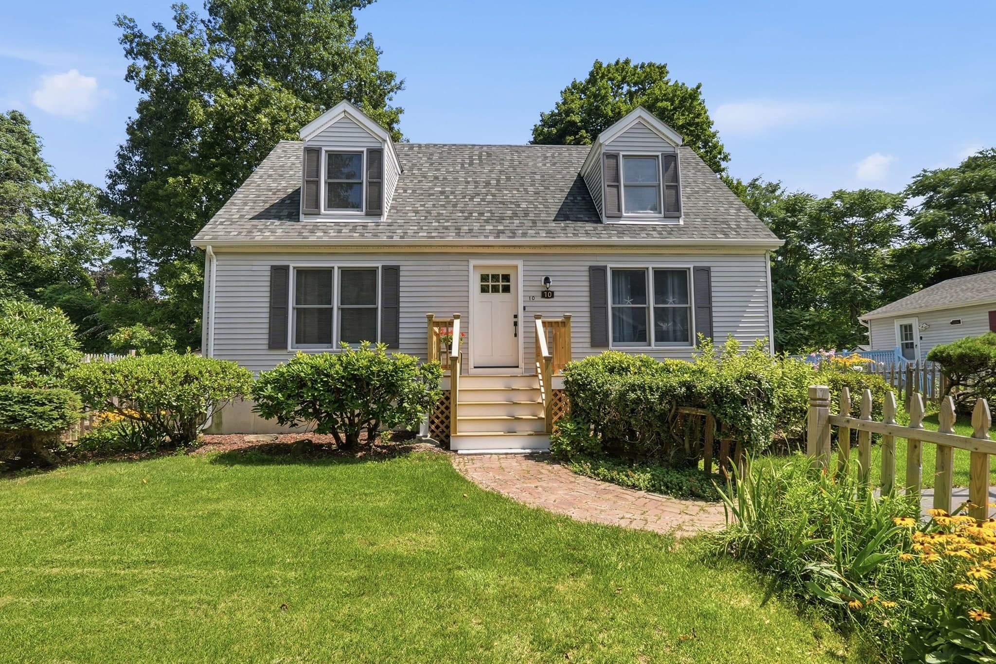 Single Family Residence at 10 Scandinavia Ave, Worcester MA 01603, photo 2 of 37
