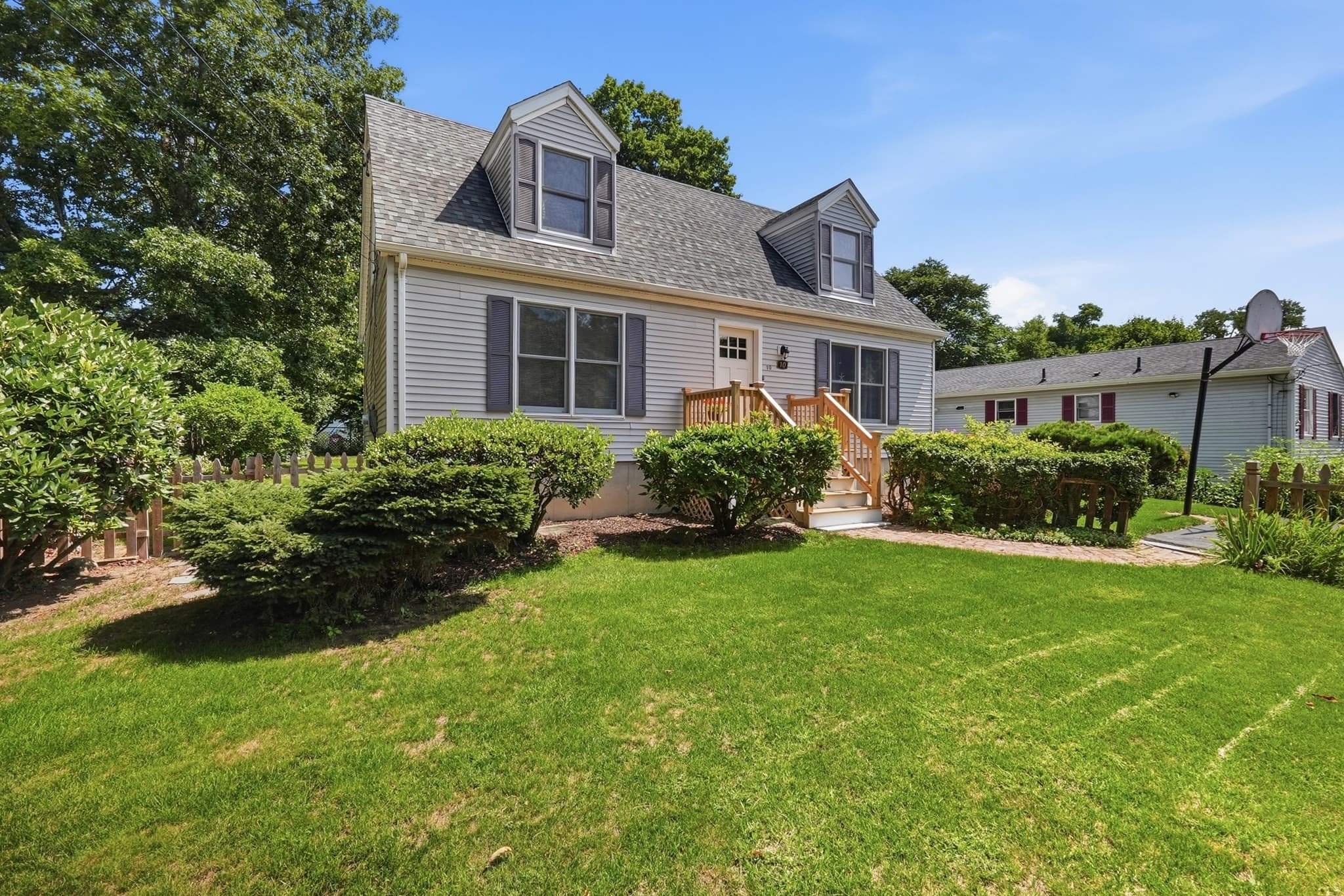 Single Family Residence at 10 Scandinavia Ave, Worcester MA 01603, photo 3 of 37