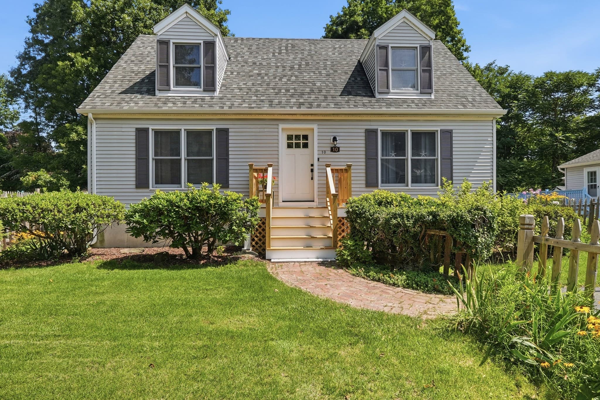10 Scandinavia Ave, Worcester MA 01603