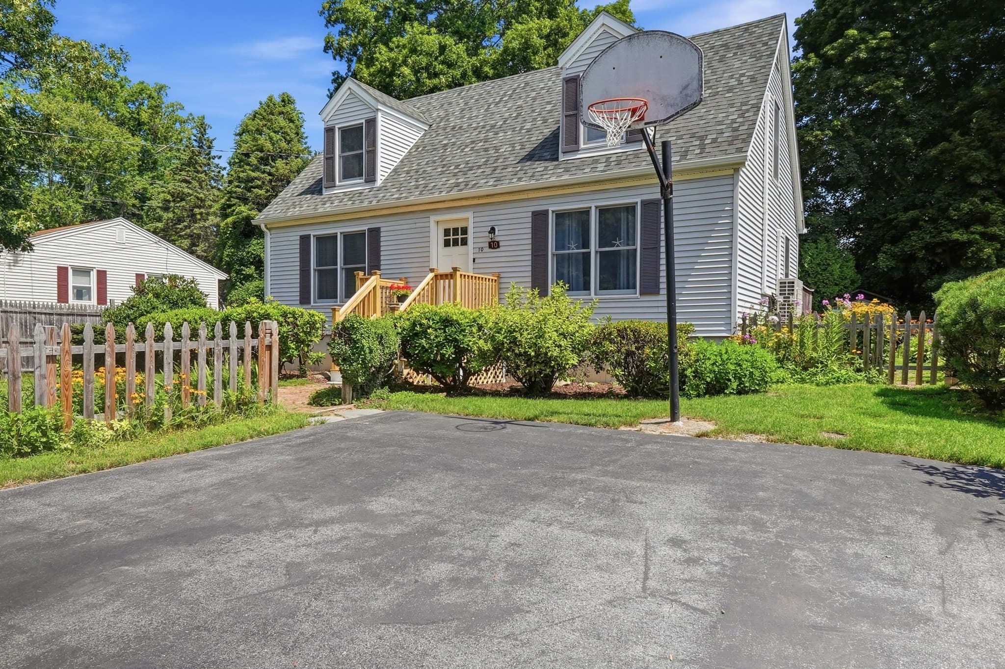 Single Family Residence at 10 Scandinavia Ave, Worcester MA 01603, photo 4 of 37