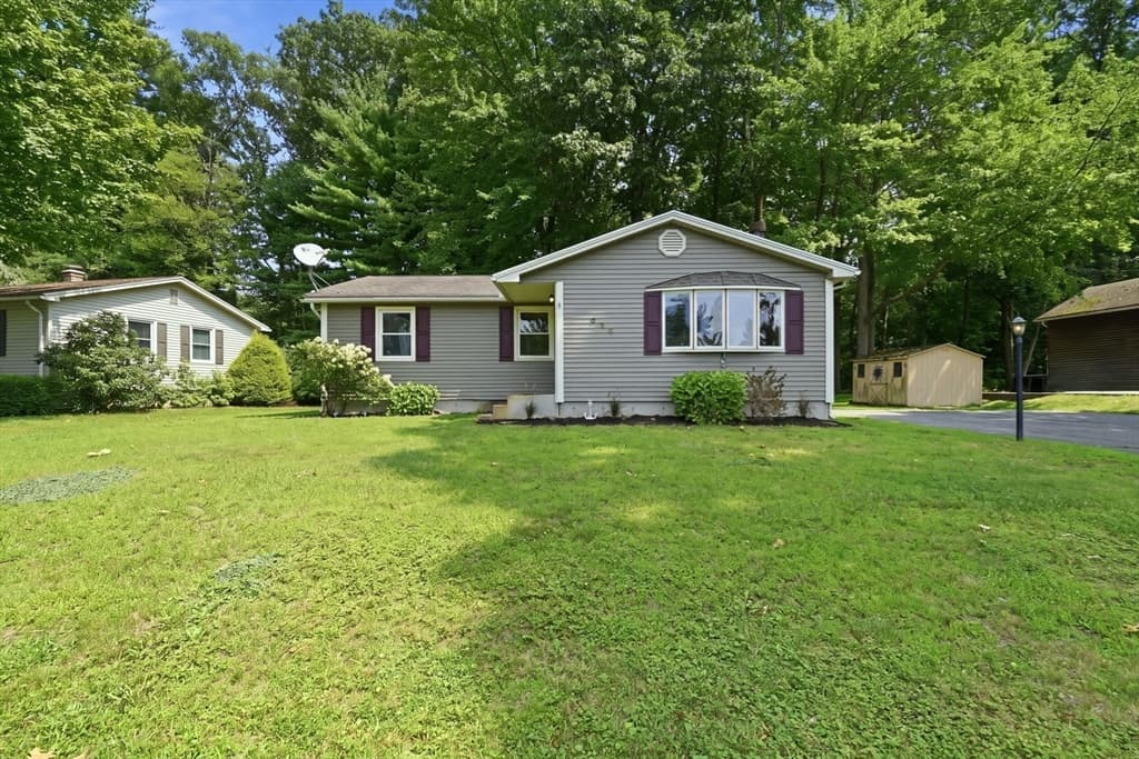 223 Garnet St, Springfield MA 01129 photo 2