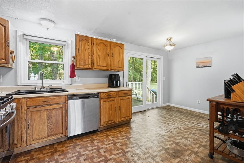 223 Garnet St, Springfield MA 01129 photo 12