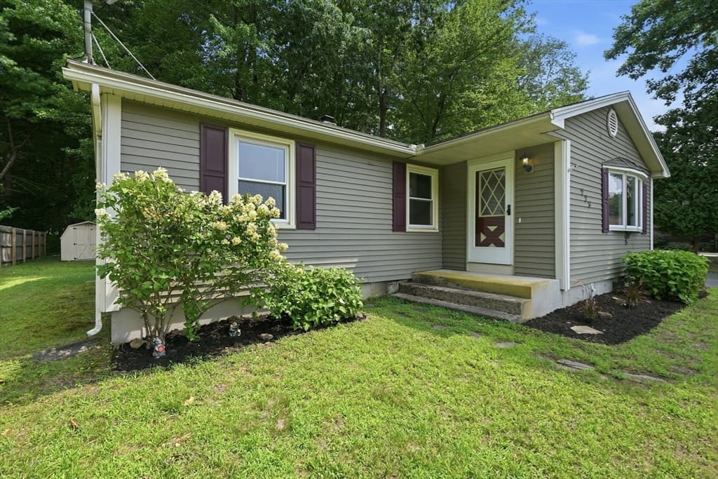 223 Garnet St, Springfield MA 01129 photo 3
