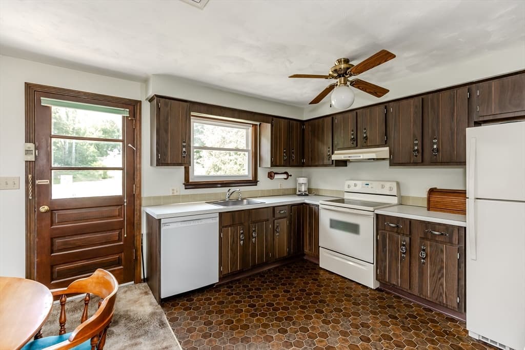 21 Evergreen Drive, Swansea MA 02777 photo 12