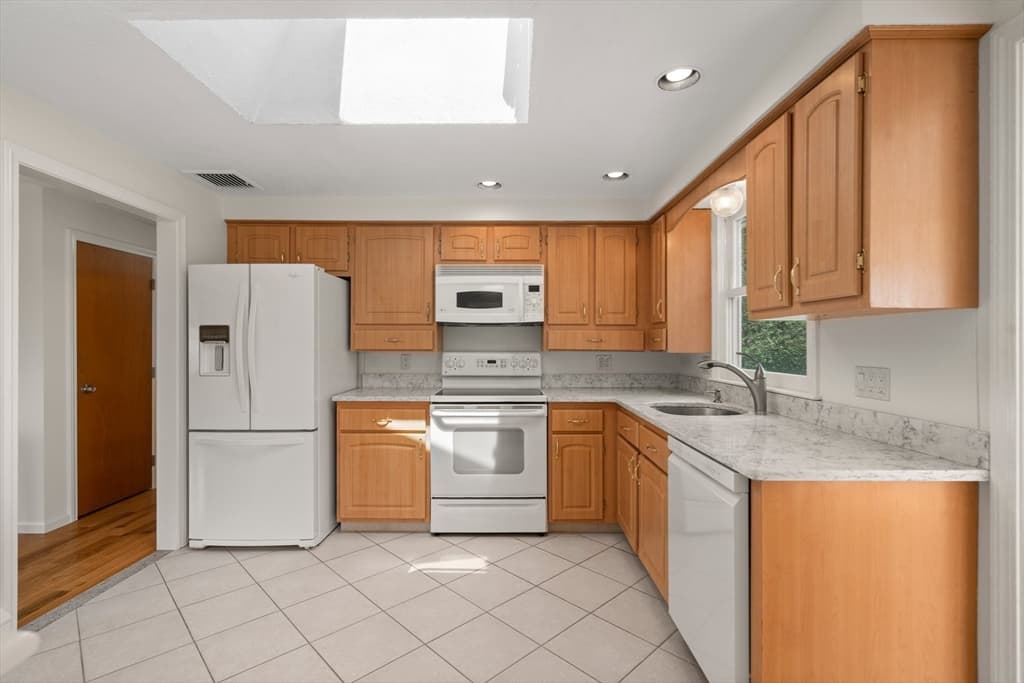 31 Phillips Cir, Waltham MA 02452 photo 14