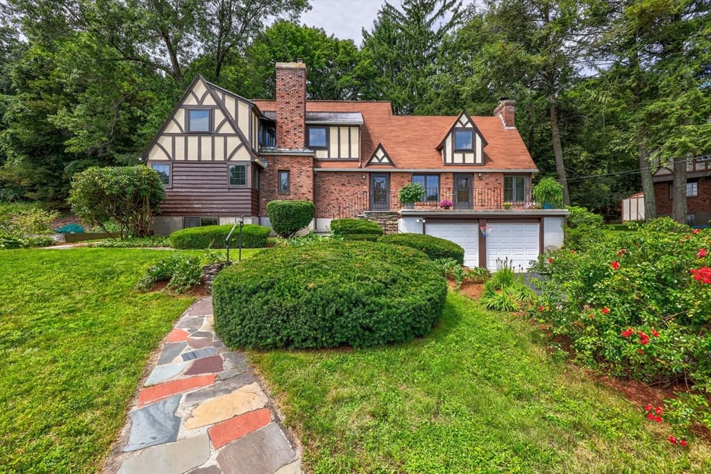 6 Old Brook Dr, Worcester MA 01609
